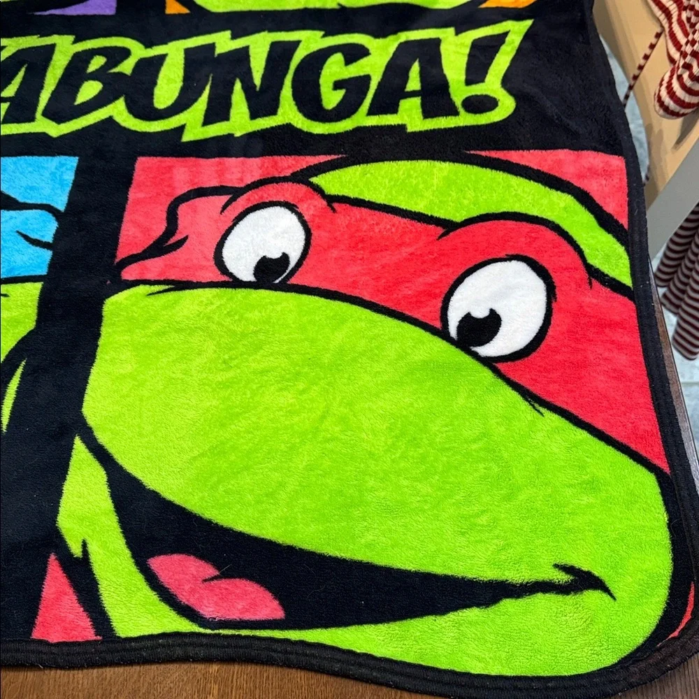 Teenage Mutant Ninja Turtles Blanket. Nickelodeon  38X45 inches. Vibrant colors